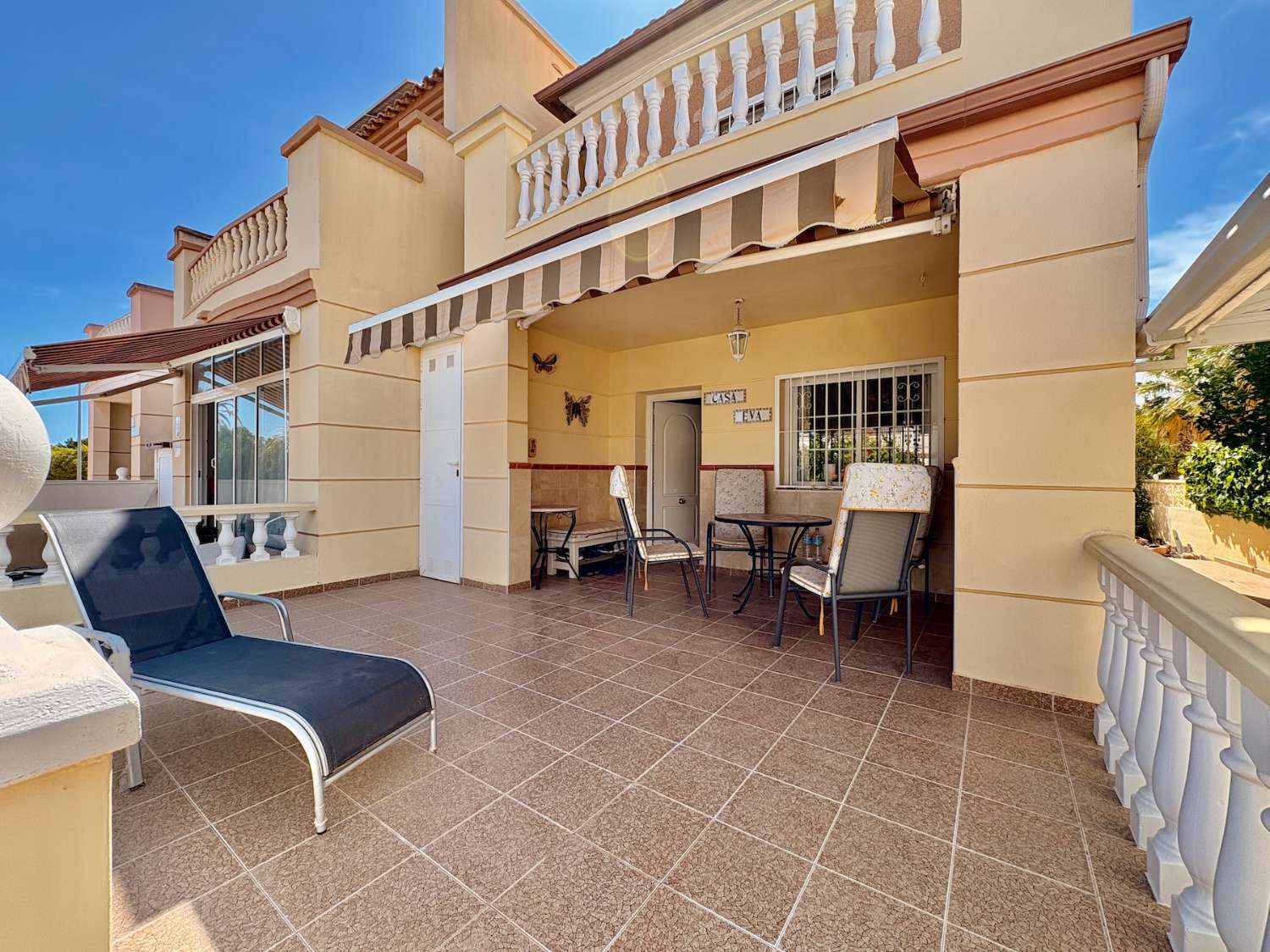 OPORTUNIDAD ÚNICA: DÚPLEX DE ESQUINA EN DOÑA PEPA CON JARDÍN, PISCINA Y TODAS LAS COMODIDADES