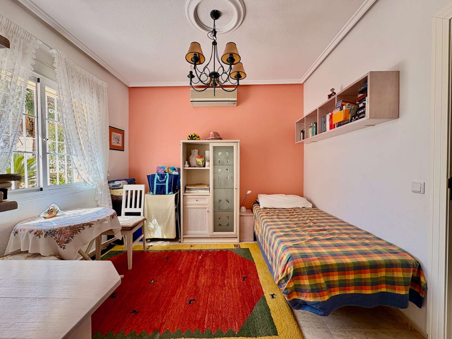 OPORTUNIDAD ÚNICA: DÚPLEX DE ESQUINA EN DOÑA PEPA CON JARDÍN, PISCINA Y TODAS LAS COMODIDADES