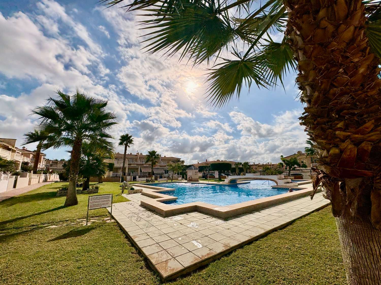 OPORTUNIDAD ÚNICA: DÚPLEX DE ESQUINA EN DOÑA PEPA CON JARDÍN, PISCINA Y TODAS LAS COMODIDADES