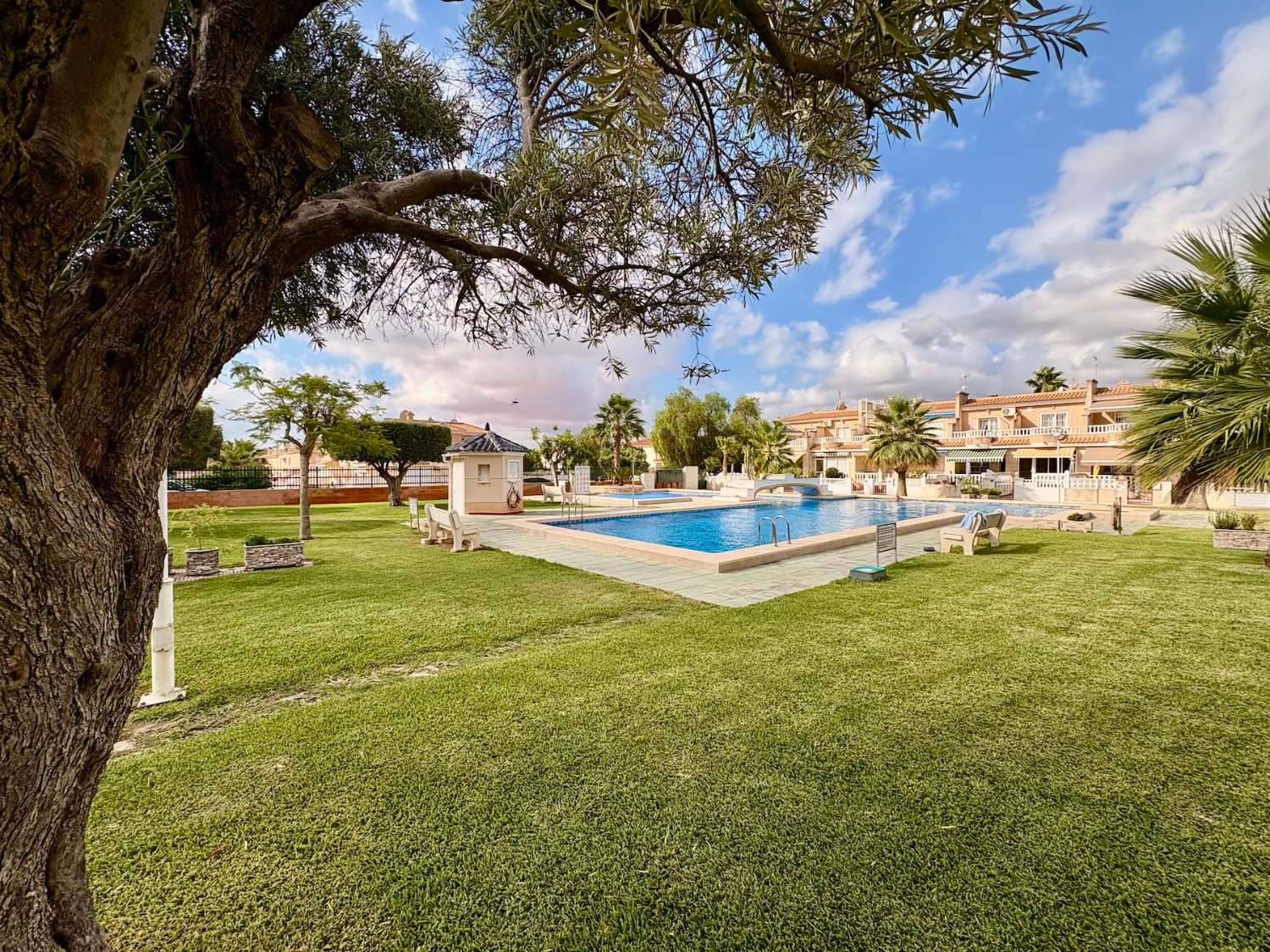 OPORTUNIDAD ÚNICA: DÚPLEX DE ESQUINA EN DOÑA PEPA CON JARDÍN, PISCINA Y TODAS LAS COMODIDADES