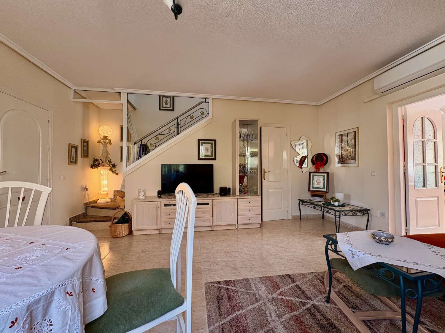 OPORTUNIDAD ÚNICA: DÚPLEX DE ESQUINA EN DOÑA PEPA CON JARDÍN, PISCINA Y TODAS LAS COMODIDADES