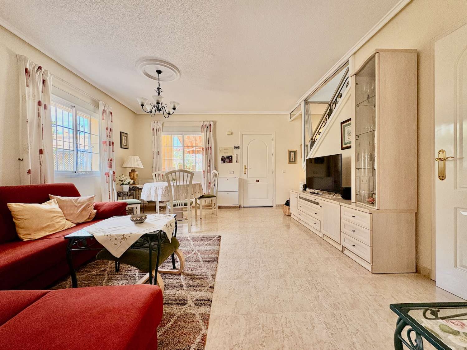 OPORTUNIDAD ÚNICA: DÚPLEX DE ESQUINA EN DOÑA PEPA CON JARDÍN, PISCINA Y TODAS LAS COMODIDADES