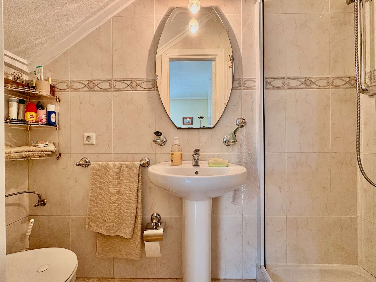 OPORTUNIDAD ÚNICA: DÚPLEX DE ESQUINA EN DOÑA PEPA CON JARDÍN, PISCINA Y TODAS LAS COMODIDADES