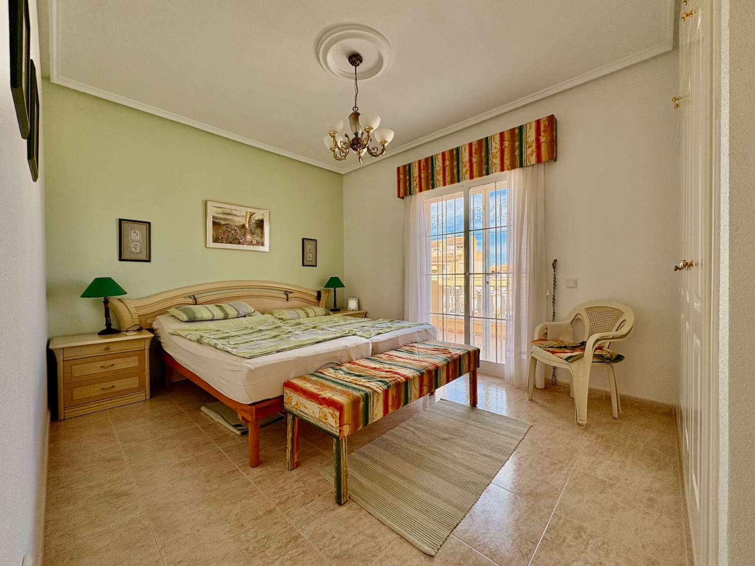 OPORTUNIDAD ÚNICA: DÚPLEX DE ESQUINA EN DOÑA PEPA CON JARDÍN, PISCINA Y TODAS LAS COMODIDADES