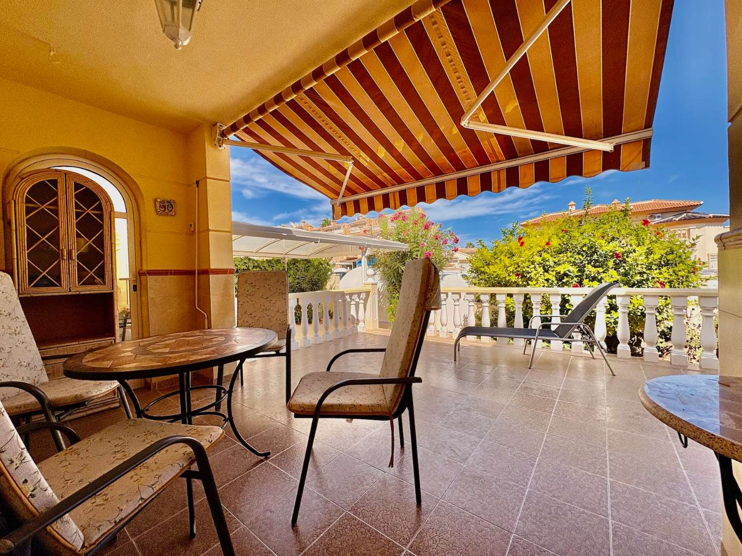 OPORTUNIDAD ÚNICA: DÚPLEX DE ESQUINA EN DOÑA PEPA CON JARDÍN, PISCINA Y TODAS LAS COMODIDADES