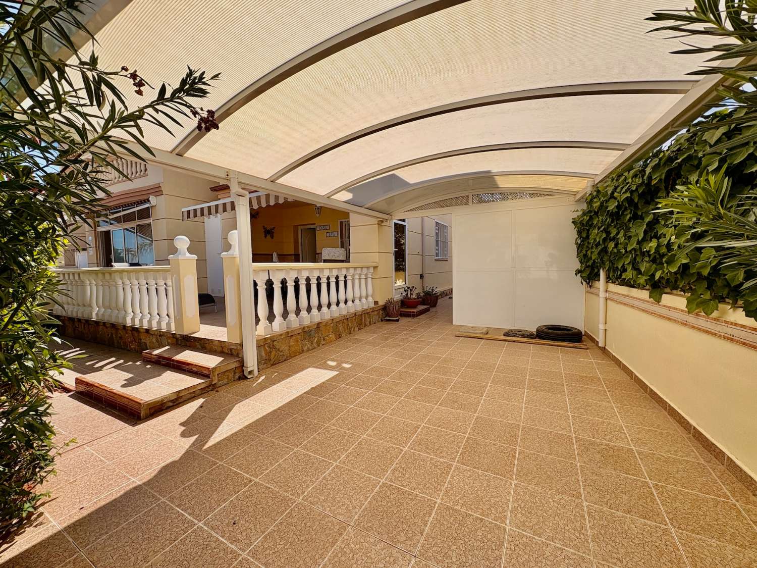 OPORTUNIDAD ÚNICA: DÚPLEX DE ESQUINA EN DOÑA PEPA CON JARDÍN, PISCINA Y TODAS LAS COMODIDADES