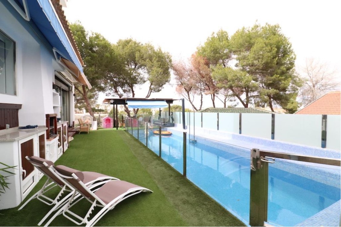 CHALET INDEPENDIENTE EN LOMAS DE DON JUAN CON PISCINA PRIVADA Y VISTAS AL PARQUE NATURAL