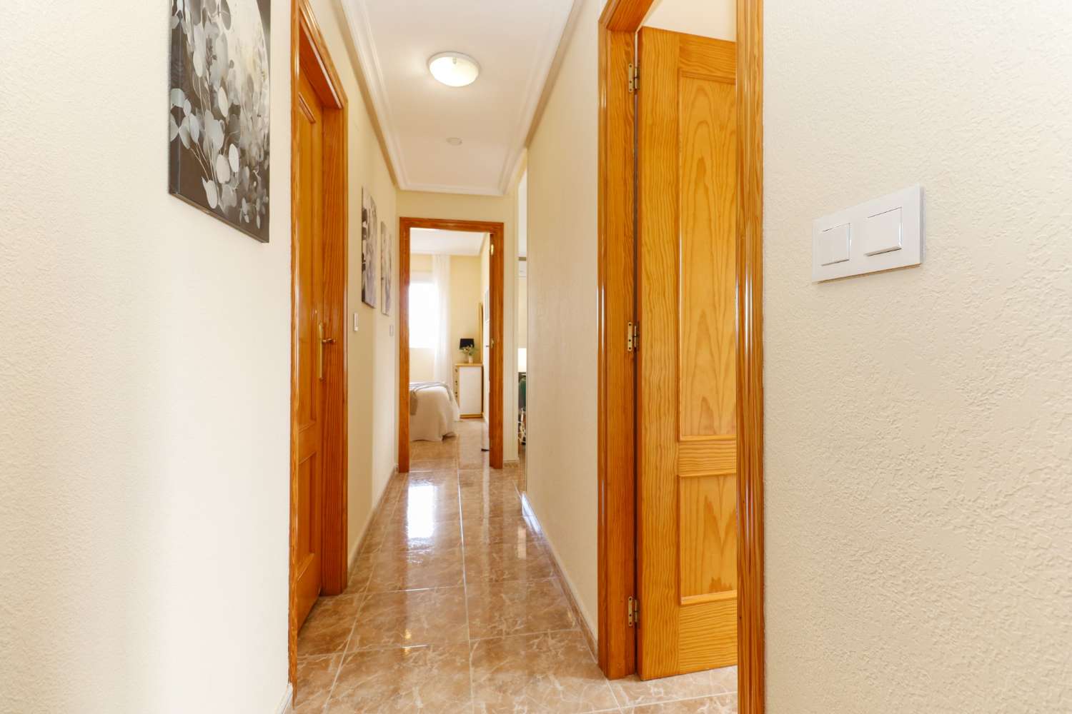 PISO LUMINOSO CERCA DEL MAR EN TORREVIEJA CON PISCINA, TERRAZA Y PARKING