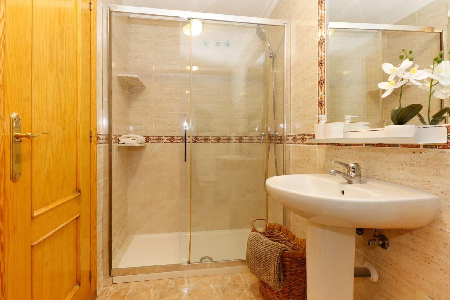 PISO LUMINOSO CERCA DEL MAR EN TORREVIEJA CON PISCINA, TERRAZA Y PARKING