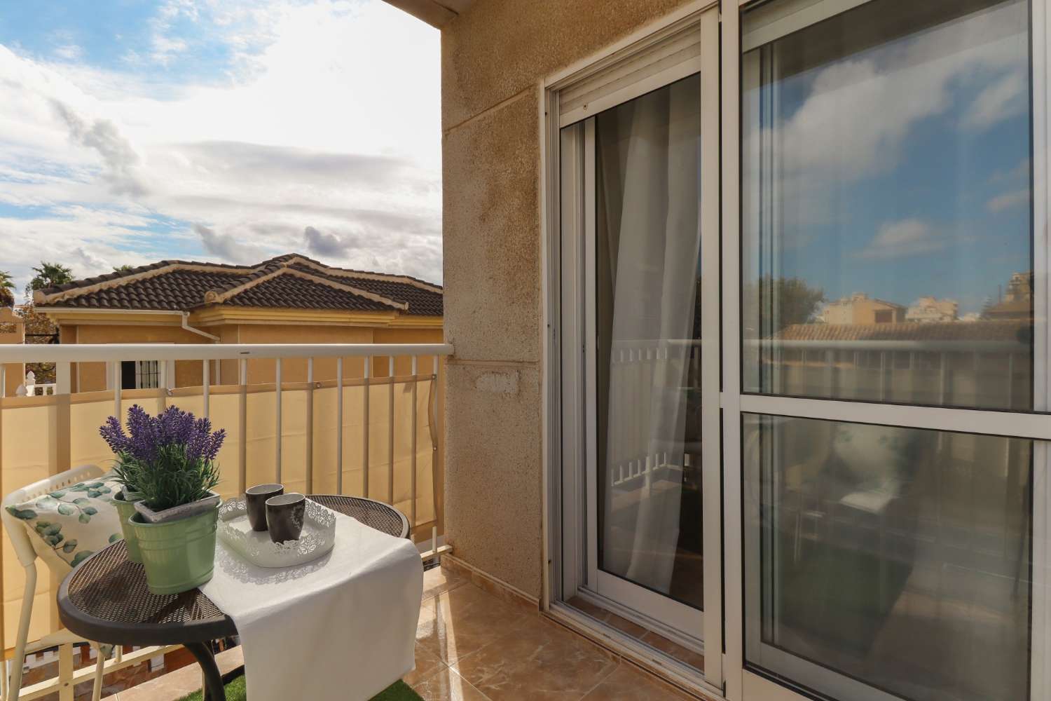 PISO LUMINOSO CERCA DEL MAR EN TORREVIEJA CON PISCINA, TERRAZA Y PARKING