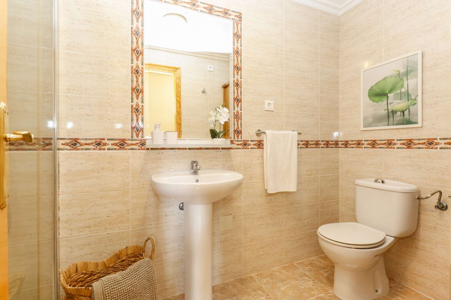 PISO LUMINOSO CERCA DEL MAR EN TORREVIEJA CON PISCINA, TERRAZA Y PARKING