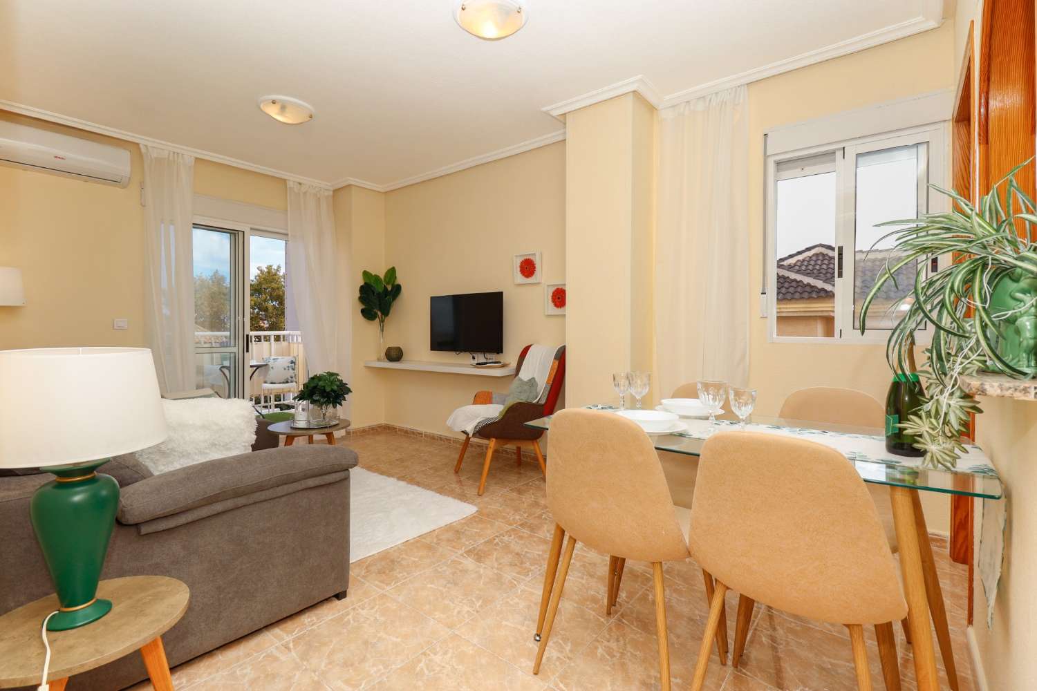 PISO LUMINOSO CERCA DEL MAR EN TORREVIEJA CON PISCINA, TERRAZA Y PARKING