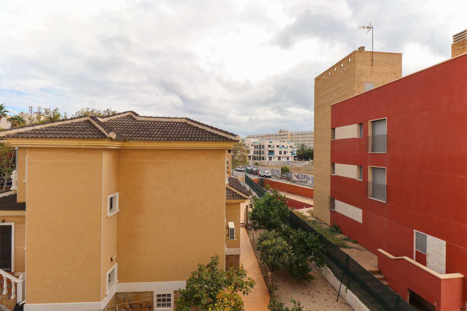 PISO LUMINOSO CERCA DEL MAR EN TORREVIEJA CON PISCINA, TERRAZA Y PARKING