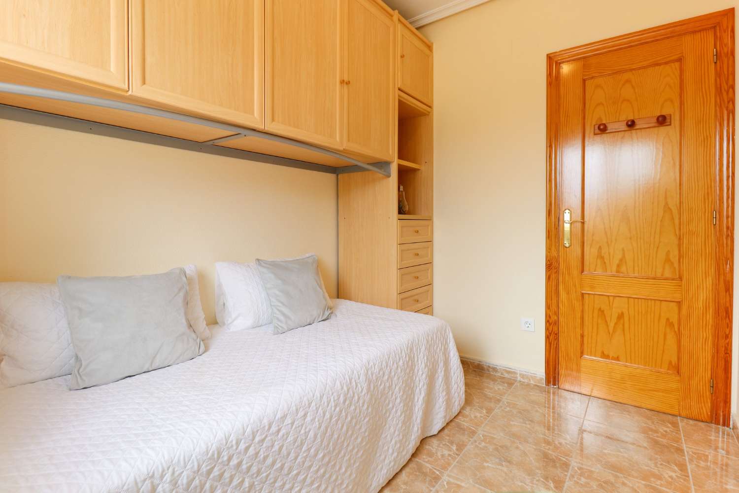 PISO LUMINOSO CERCA DEL MAR EN TORREVIEJA CON PISCINA, TERRAZA Y PARKING