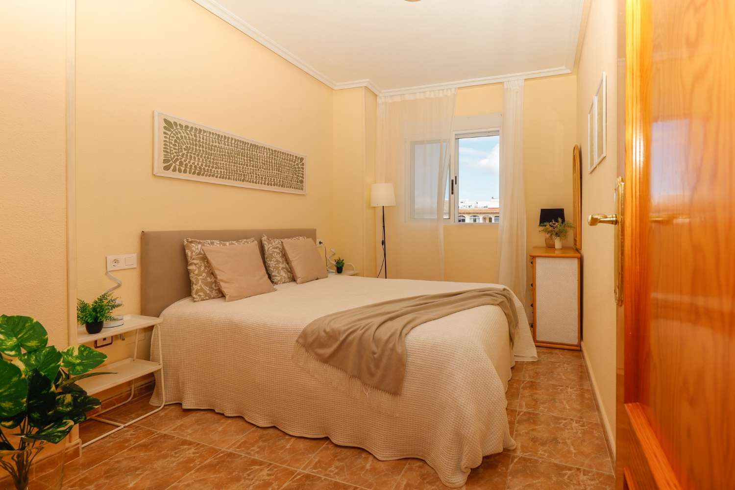 PISO LUMINOSO CERCA DEL MAR EN TORREVIEJA CON PISCINA, TERRAZA Y PARKING