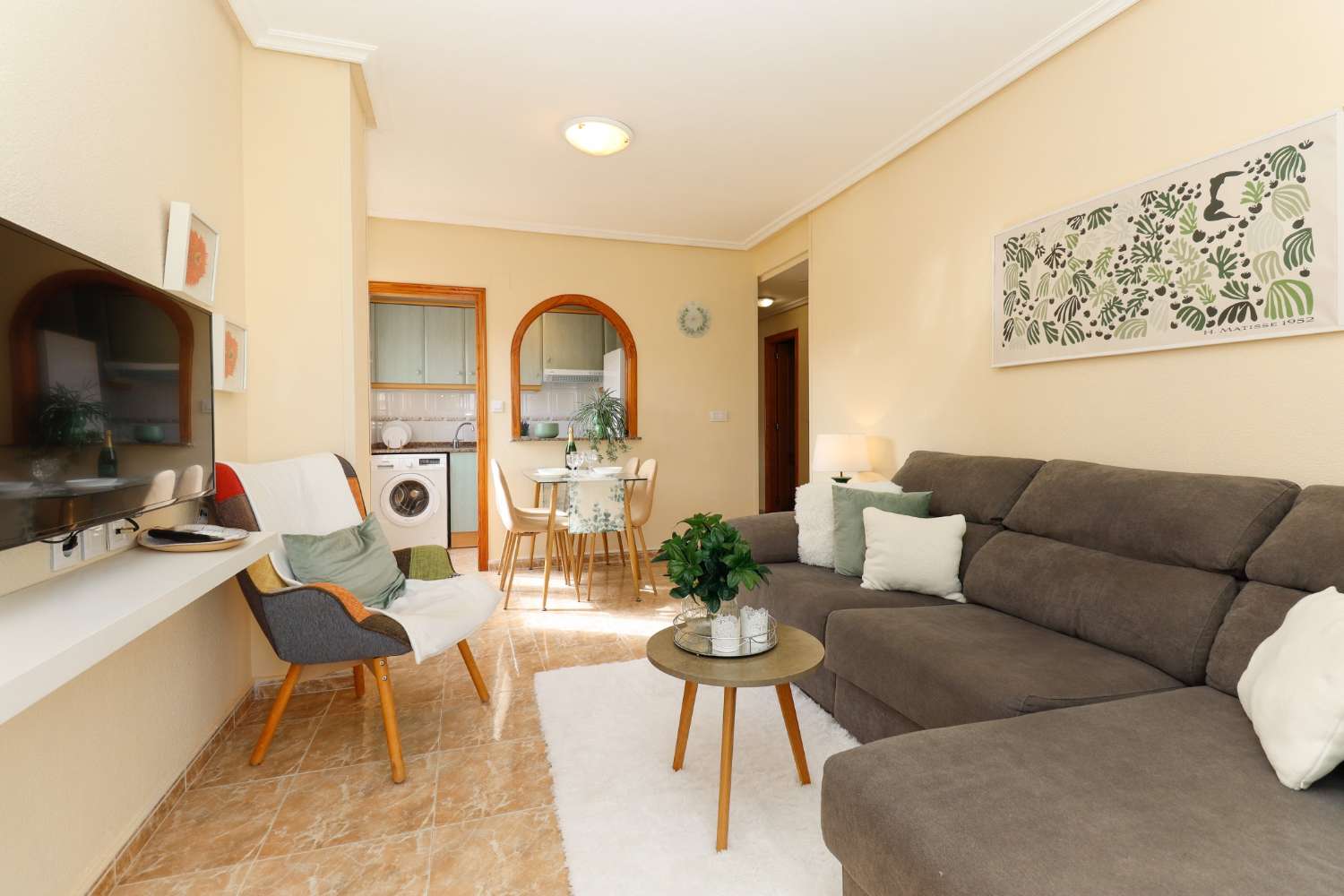 PISO LUMINOSO CERCA DEL MAR EN TORREVIEJA CON PISCINA, TERRAZA Y PARKING