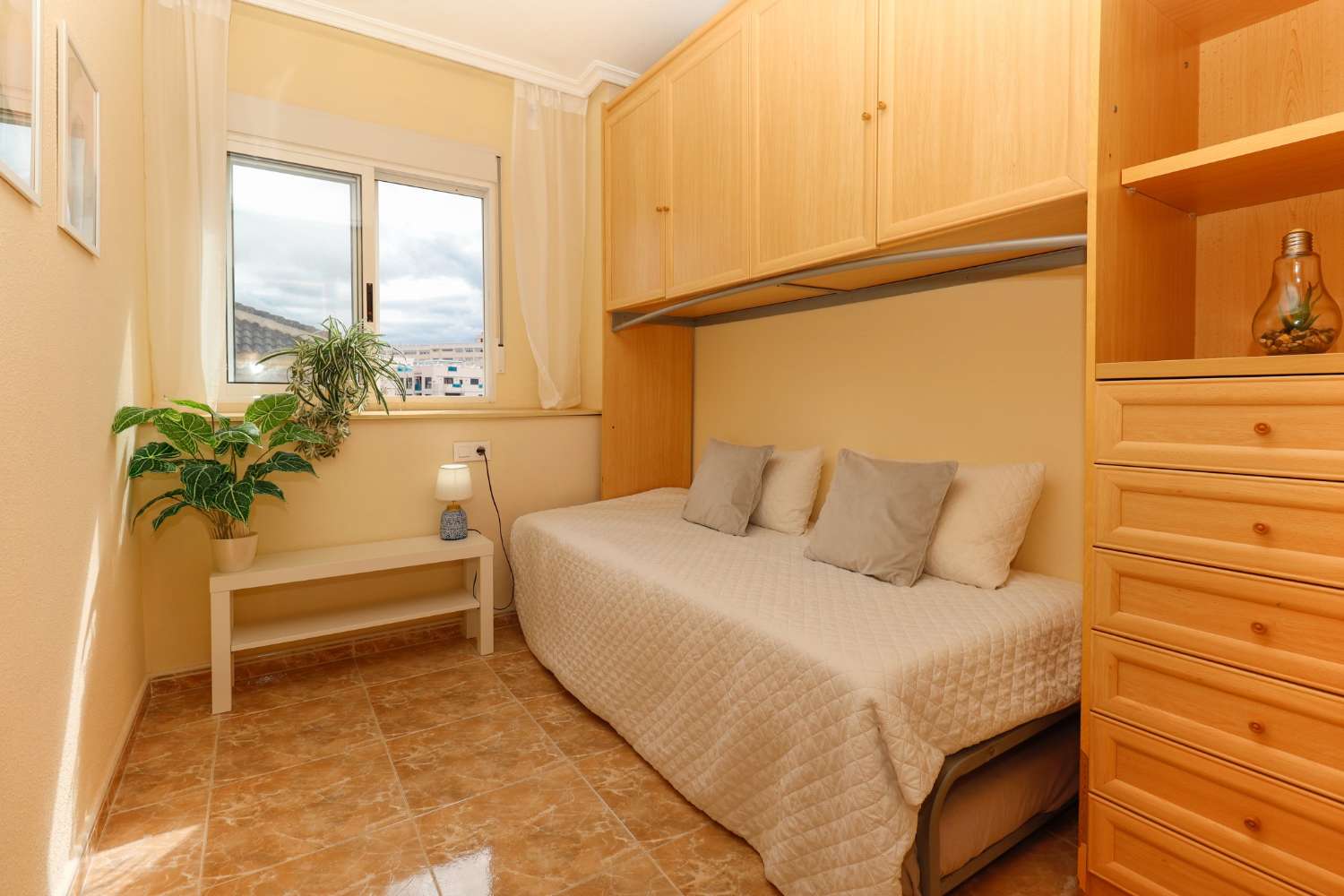 PISO LUMINOSO CERCA DEL MAR EN TORREVIEJA CON PISCINA, TERRAZA Y PARKING