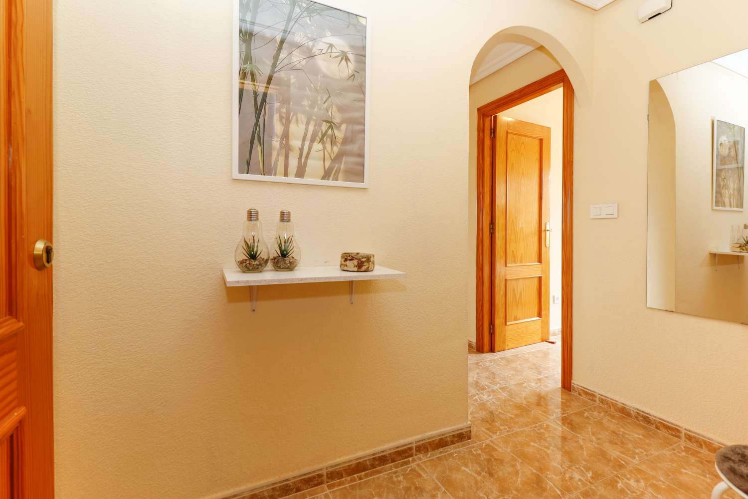 PISO LUMINOSO CERCA DEL MAR EN TORREVIEJA CON PISCINA, TERRAZA Y PARKING