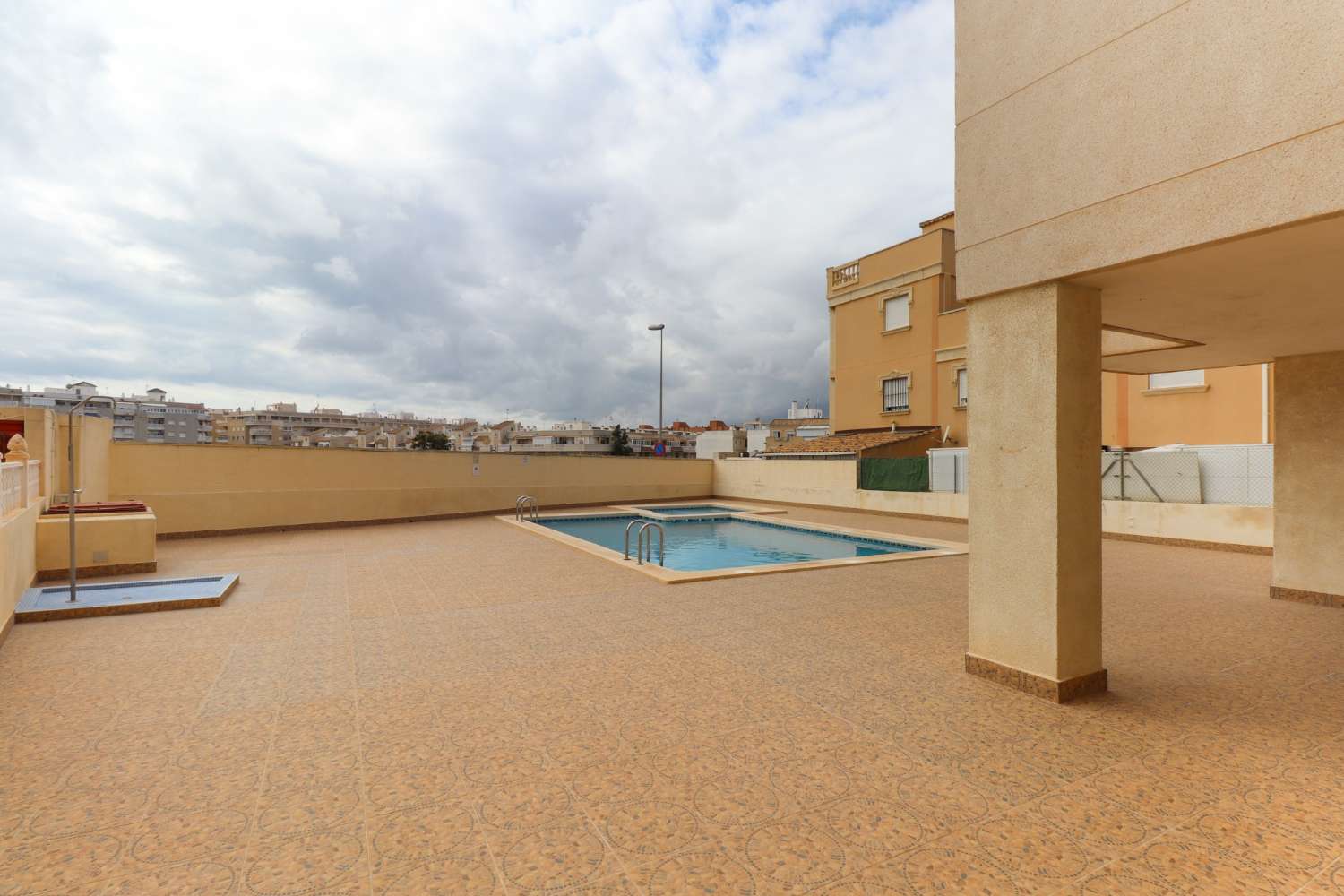 PISO LUMINOSO CERCA DEL MAR EN TORREVIEJA CON PISCINA, TERRAZA Y PARKING