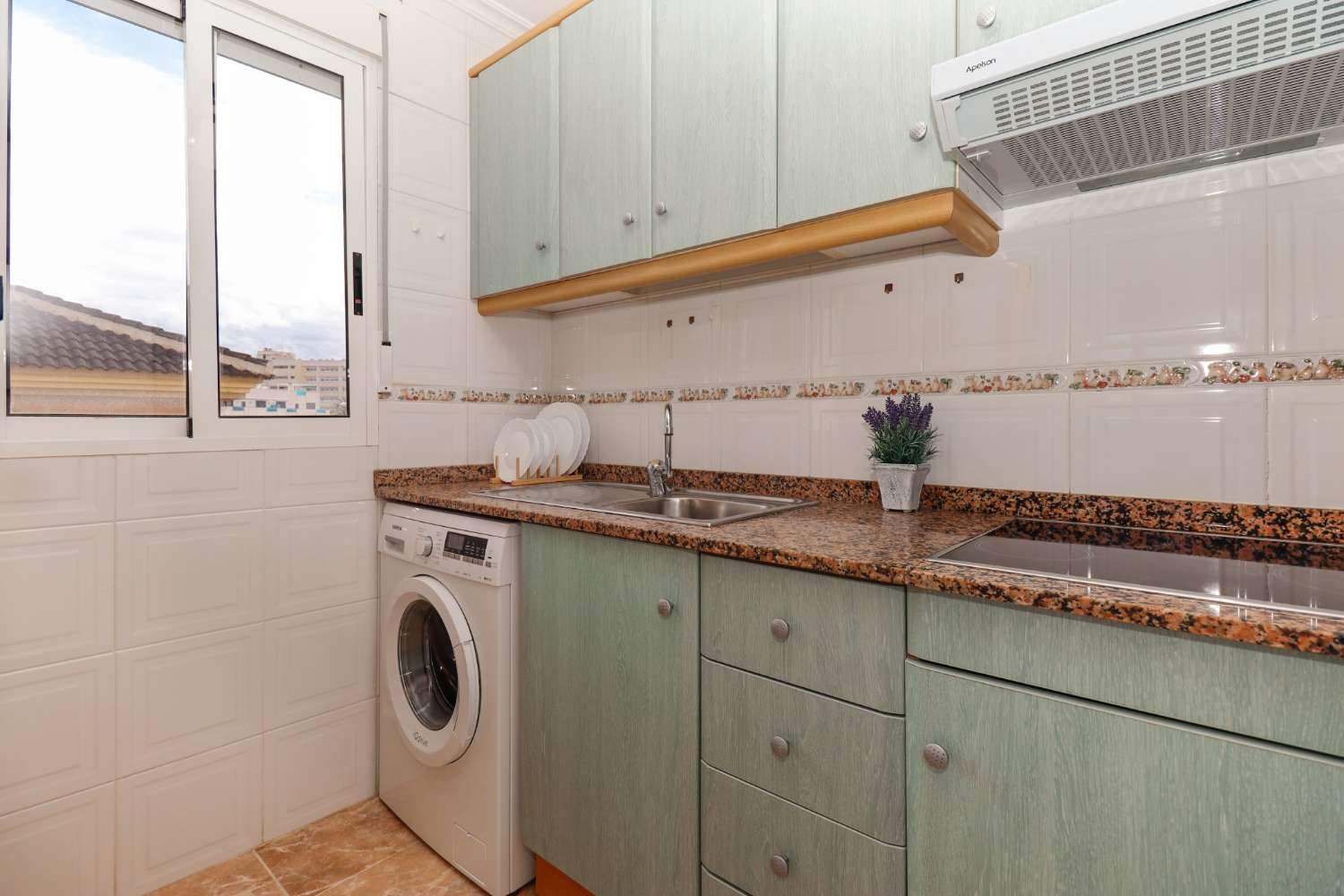 PISO LUMINOSO CERCA DEL MAR EN TORREVIEJA CON PISCINA, TERRAZA Y PARKING