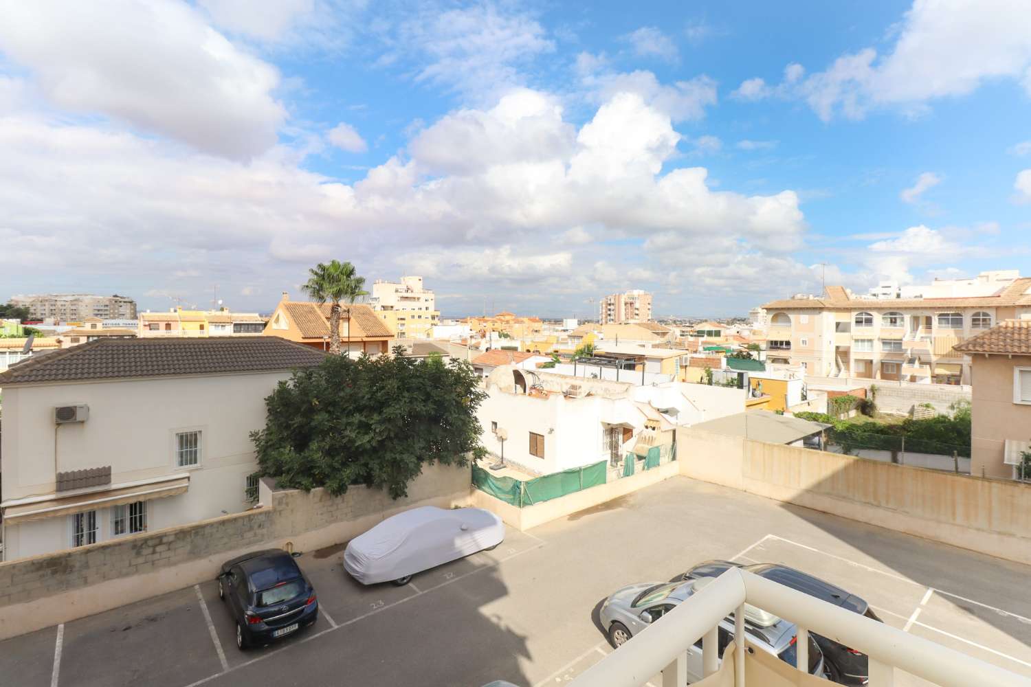 PISO LUMINOSO CERCA DEL MAR EN TORREVIEJA CON PISCINA, TERRAZA Y PARKING