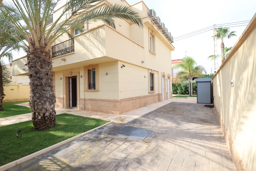 CHALET INDEPENDIENTE MODERNO EN ESQUINA CON PISCINA PRIVADA EN CABO ROIG