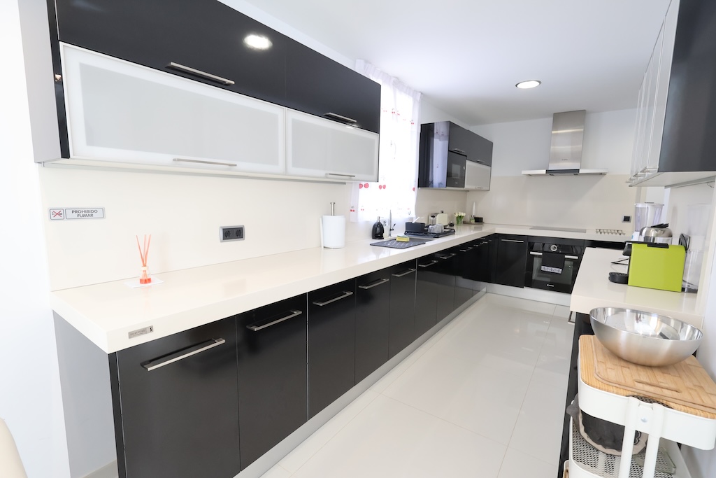 CHALET INDEPENDIENTE MODERNO EN ESQUINA CON PISCINA PRIVADA EN CABO ROIG