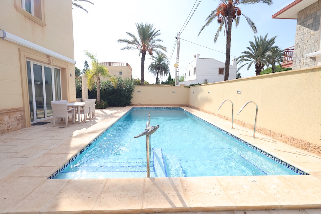 CHALET INDEPENDIENTE MODERNO EN ESQUINA CON PISCINA PRIVADA EN CABO ROIG
