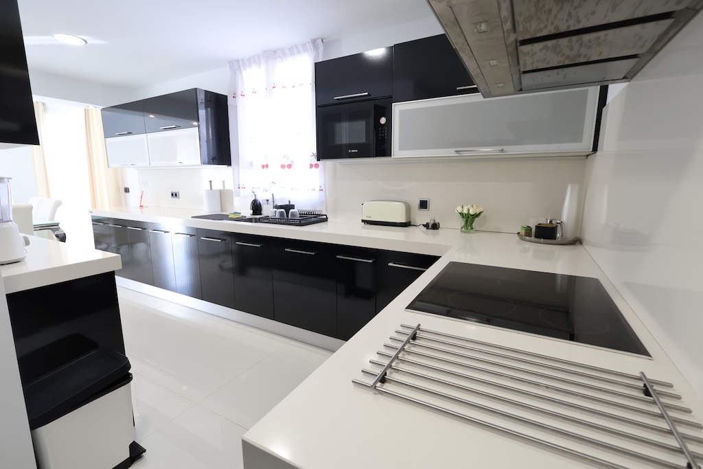 CHALET INDEPENDIENTE MODERNO EN ESQUINA CON PISCINA PRIVADA EN CABO ROIG