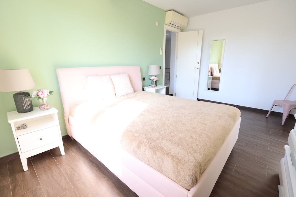 CHALET INDEPENDIENTE MODERNO EN ESQUINA CON PISCINA PRIVADA EN CABO ROIG