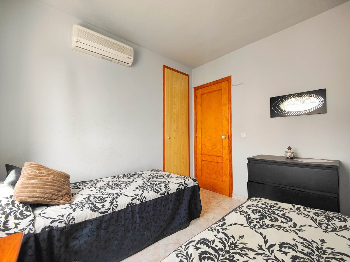 ADOSADO EN ESQUINA CON ENORME JARDÍN PRIVADO EN VENTA EN EL MIRADOR DE LOS ALTOS – ORIHUELA COSTA