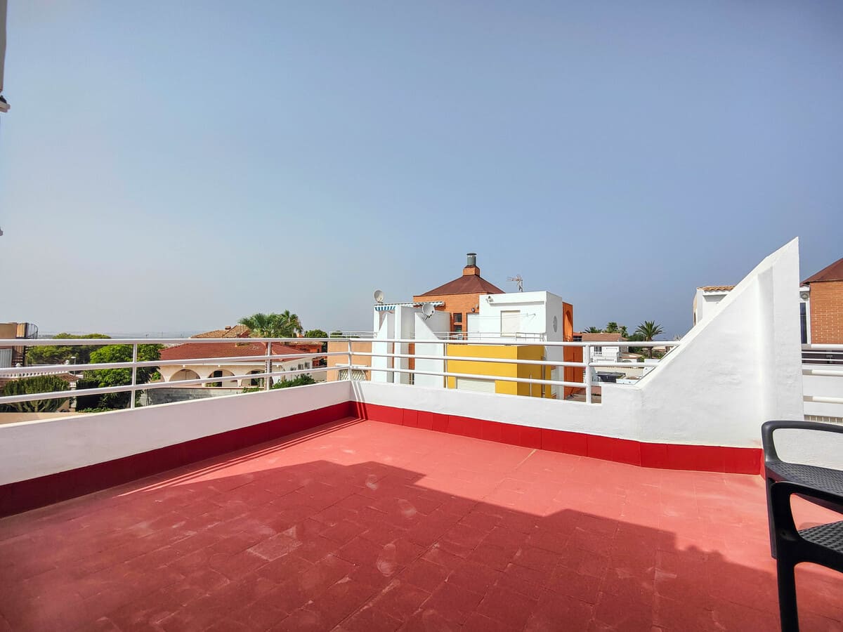 ADOSADO EN ESQUINA CON ENORME JARDÍN PRIVADO EN VENTA EN EL MIRADOR DE LOS ALTOS – ORIHUELA COSTA