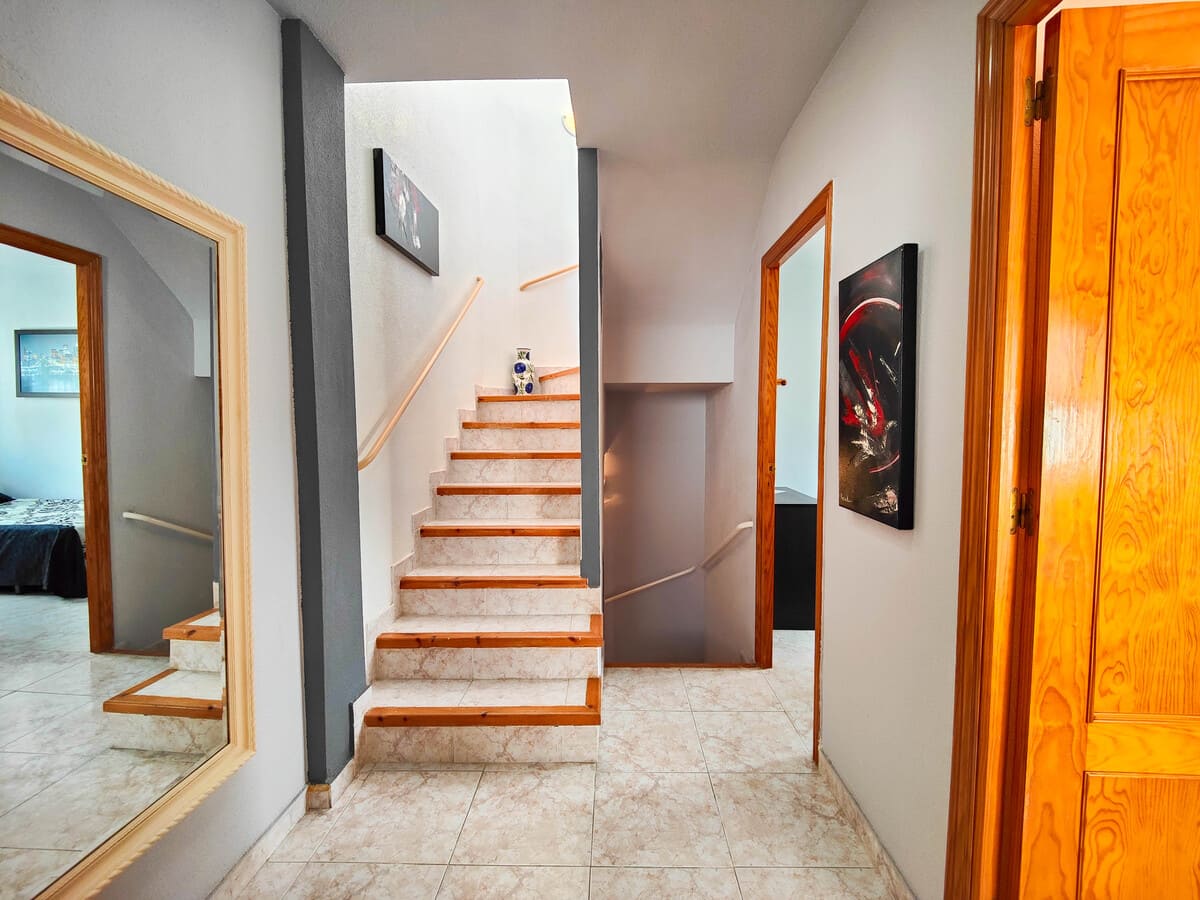 ADOSADO EN ESQUINA CON ENORME JARDÍN PRIVADO EN VENTA EN EL MIRADOR DE LOS ALTOS – ORIHUELA COSTA