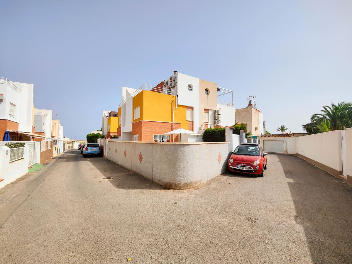 ADOSADO EN ESQUINA CON ENORME JARDÍN PRIVADO EN VENTA EN EL MIRADOR DE LOS ALTOS – ORIHUELA COSTA