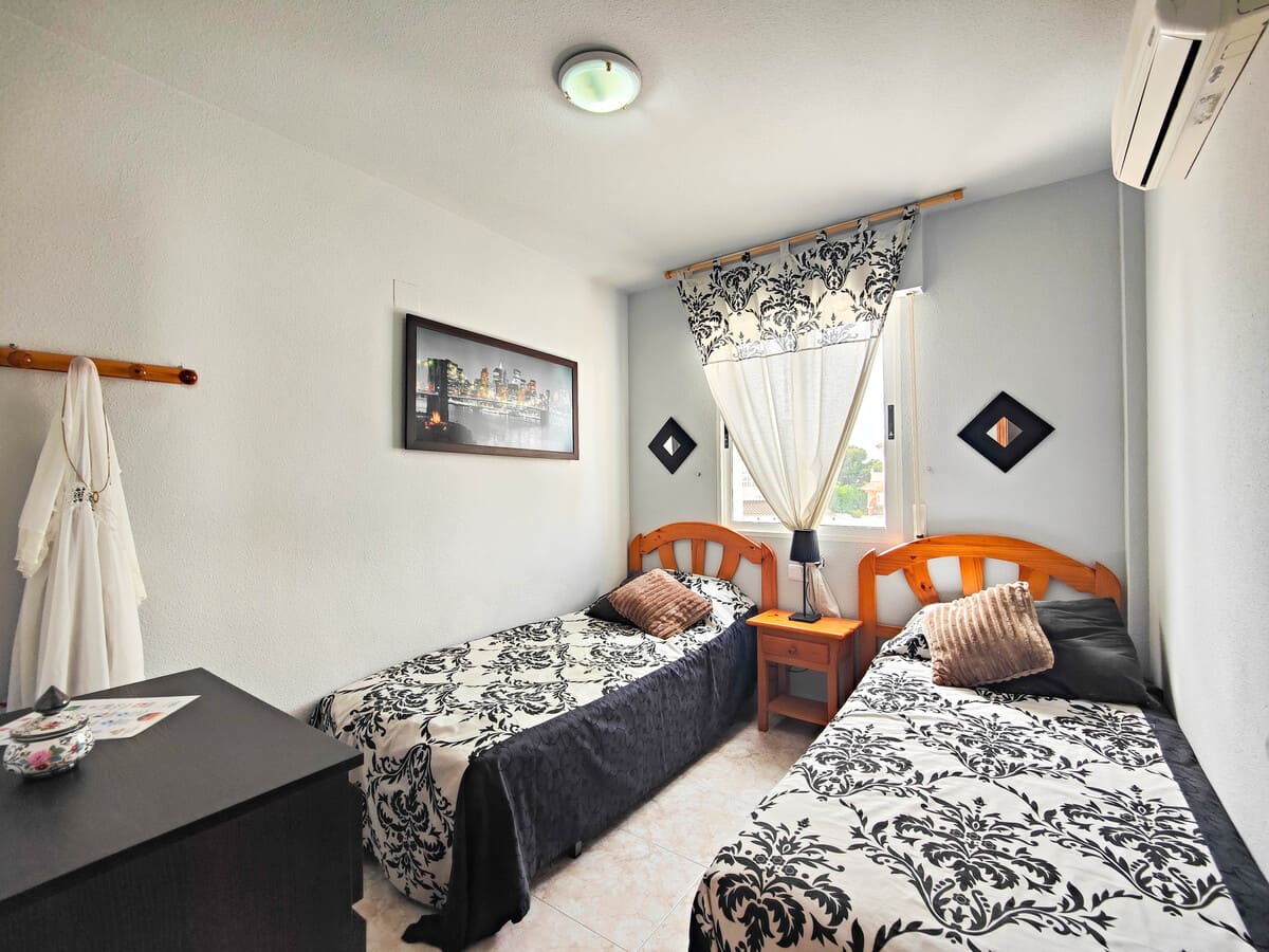 ADOSADO EN ESQUINA CON ENORME JARDÍN PRIVADO EN VENTA EN EL MIRADOR DE LOS ALTOS – ORIHUELA COSTA