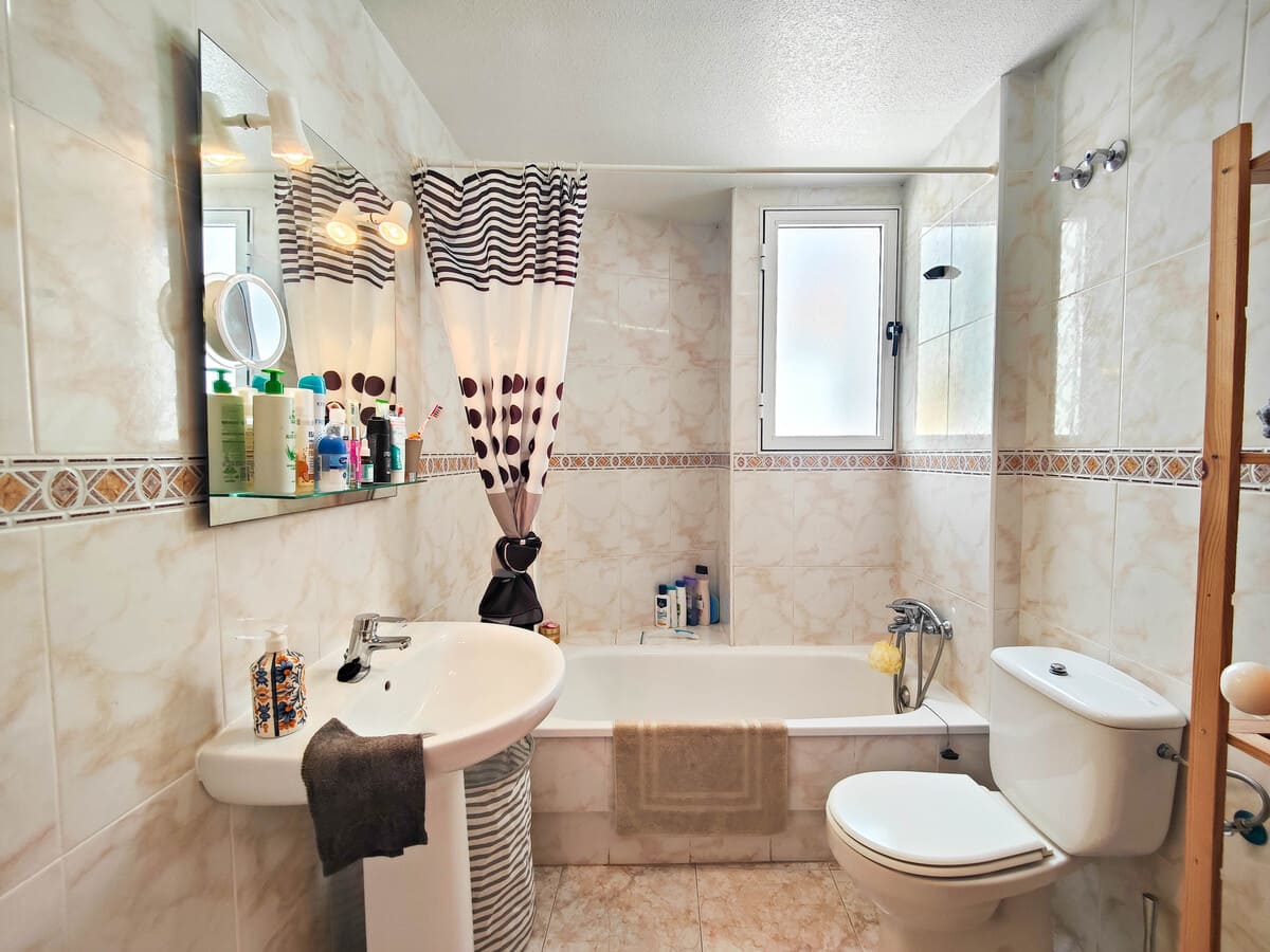 ADOSADO EN ESQUINA CON ENORME JARDÍN PRIVADO EN VENTA EN EL MIRADOR DE LOS ALTOS – ORIHUELA COSTA