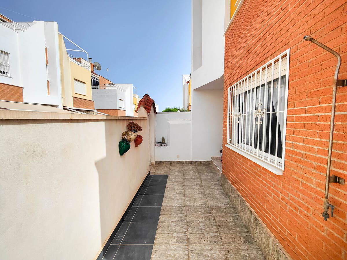 ADOSADO EN ESQUINA CON ENORME JARDÍN PRIVADO EN VENTA EN EL MIRADOR DE LOS ALTOS – ORIHUELA COSTA