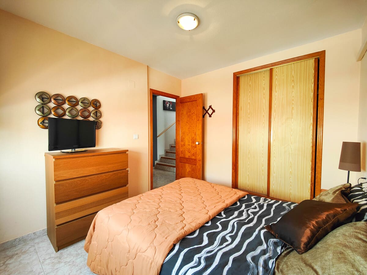 ADOSADO EN ESQUINA CON ENORME JARDÍN PRIVADO EN VENTA EN EL MIRADOR DE LOS ALTOS – ORIHUELA COSTA