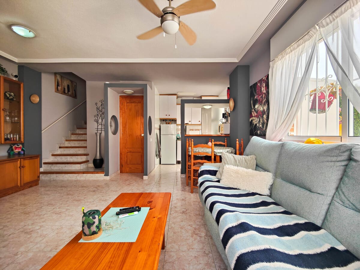 ADOSADO EN ESQUINA CON ENORME JARDÍN PRIVADO EN VENTA EN EL MIRADOR DE LOS ALTOS – ORIHUELA COSTA