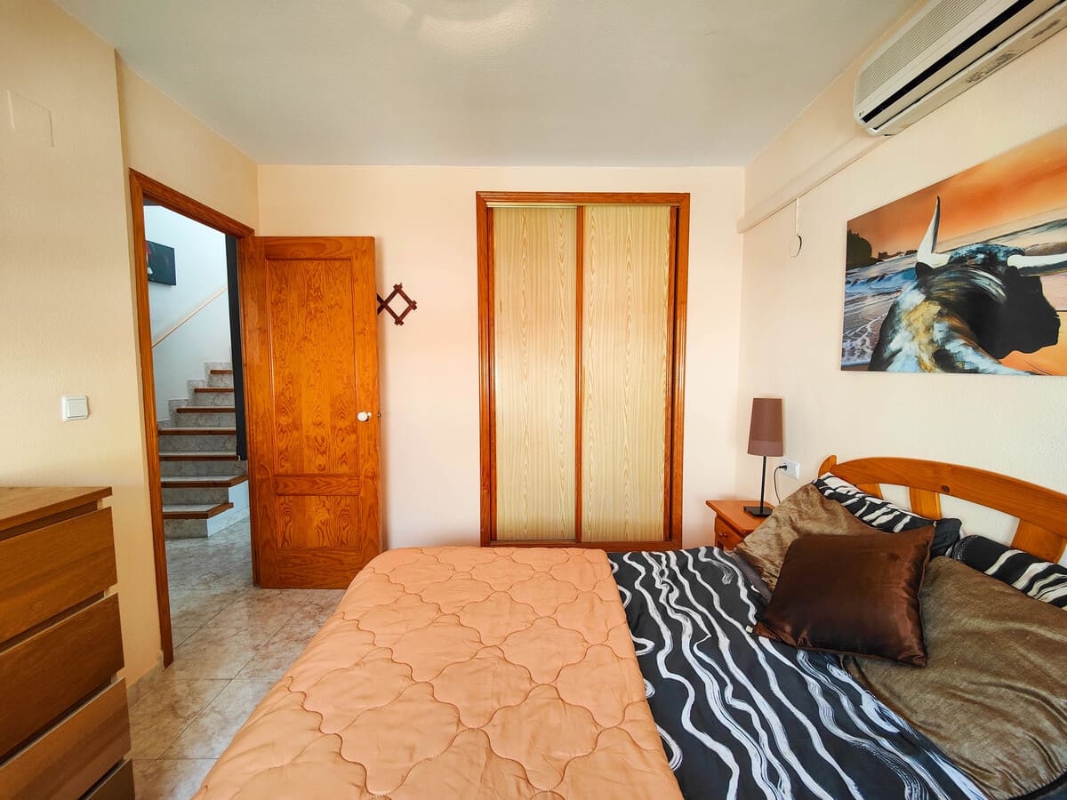 ADOSADO EN ESQUINA CON ENORME JARDÍN PRIVADO EN VENTA EN EL MIRADOR DE LOS ALTOS – ORIHUELA COSTA