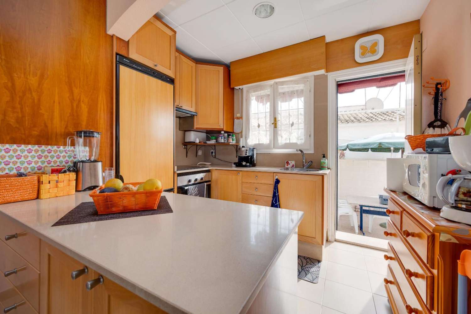 ACOGEDORA VIVIENDA PAREADA CON AMPLIO JARDÍN Y EXCELENTE UBICACIÓN EN LA FLORIDA, ORIHUELA COSTA