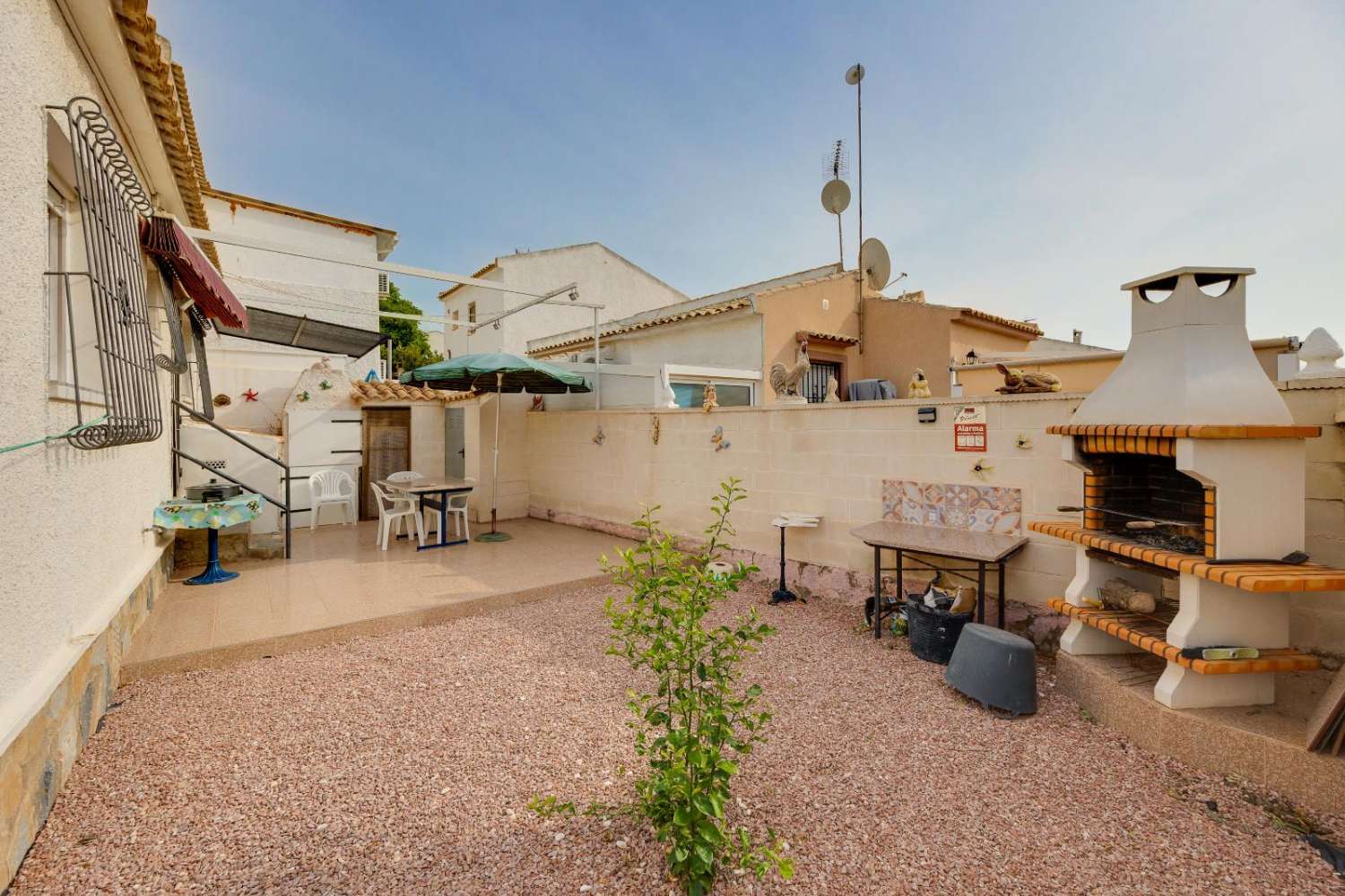 ACOGEDORA VIVIENDA PAREADA CON AMPLIO JARDÍN Y EXCELENTE UBICACIÓN EN LA FLORIDA, ORIHUELA COSTA