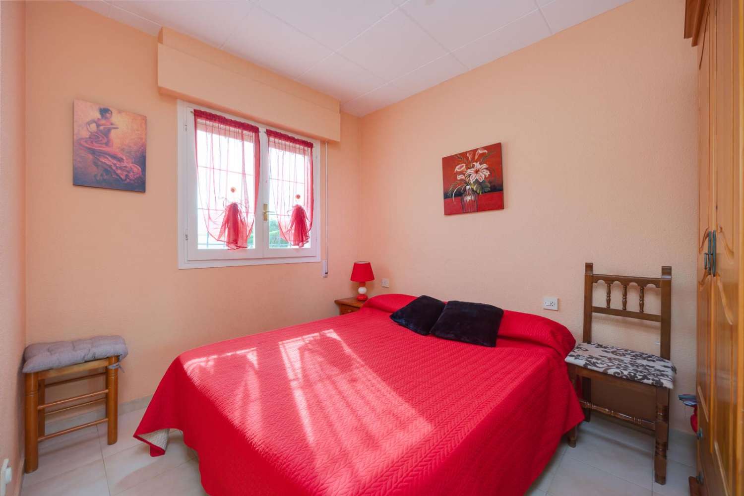 ACOGEDORA VIVIENDA PAREADA CON AMPLIO JARDÍN Y EXCELENTE UBICACIÓN EN LA FLORIDA, ORIHUELA COSTA