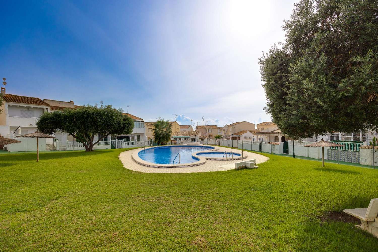 ACOGEDORA VIVIENDA PAREADA CON AMPLIO JARDÍN Y EXCELENTE UBICACIÓN EN LA FLORIDA, ORIHUELA COSTA
