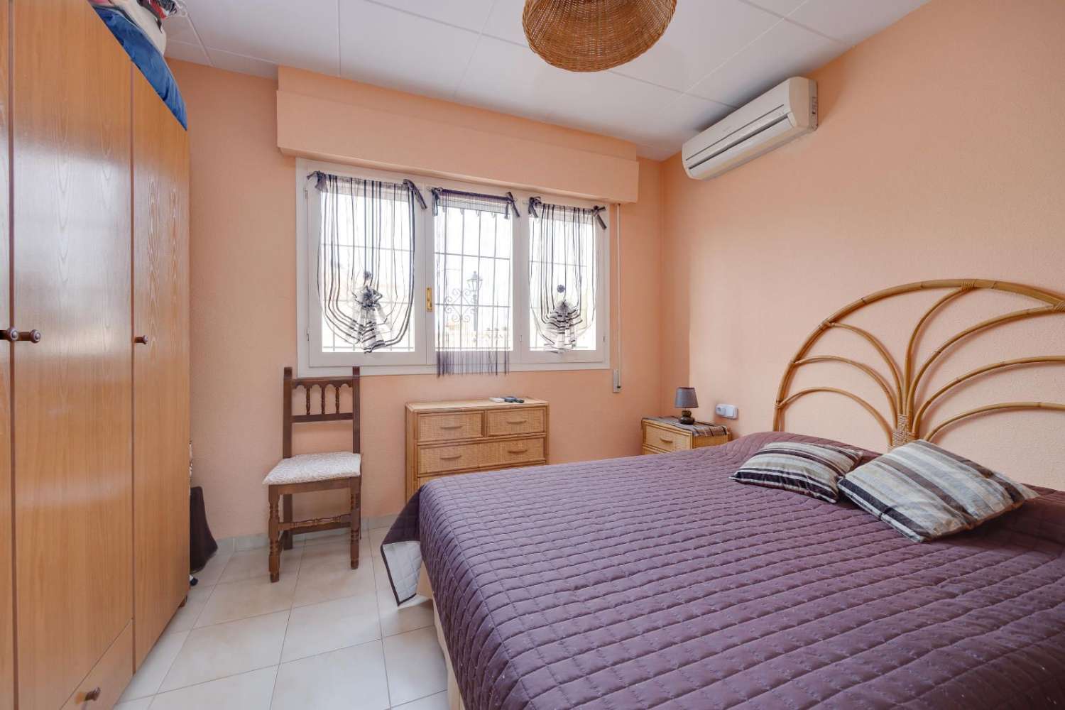 ACOGEDORA VIVIENDA PAREADA CON AMPLIO JARDÍN Y EXCELENTE UBICACIÓN EN LA FLORIDA, ORIHUELA COSTA