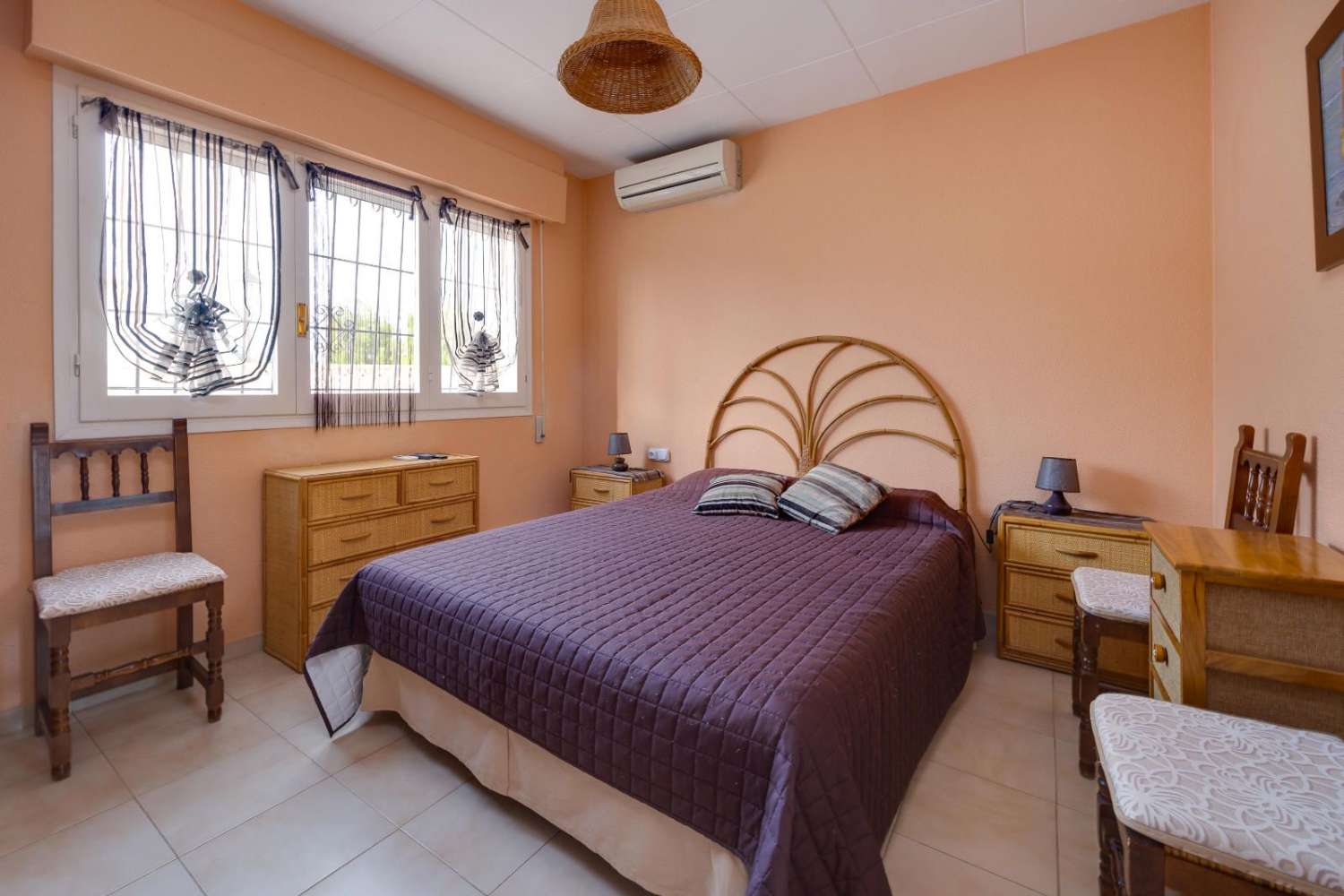 ACOGEDORA VIVIENDA PAREADA CON AMPLIO JARDÍN Y EXCELENTE UBICACIÓN EN LA FLORIDA, ORIHUELA COSTA