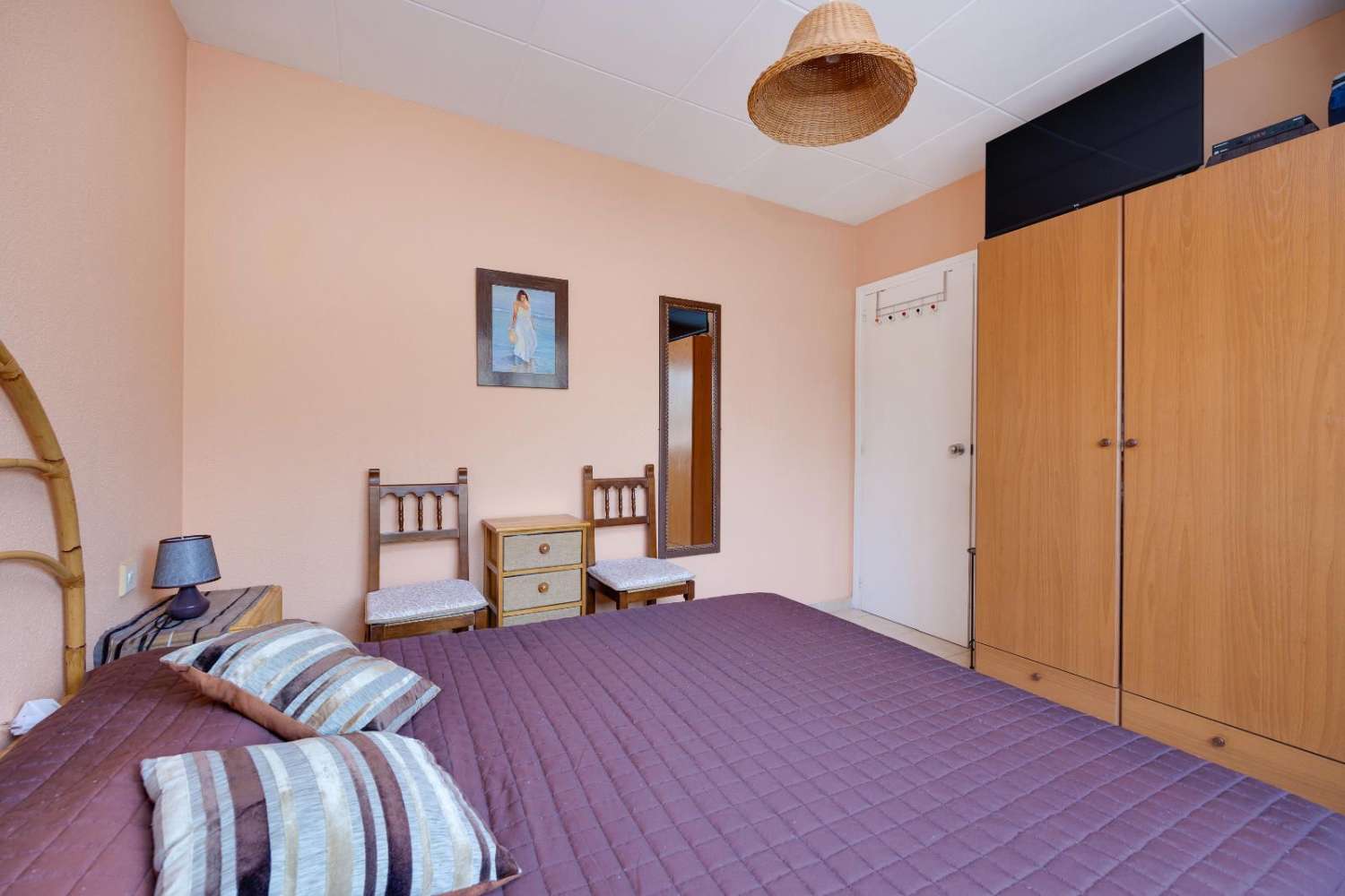 ACOGEDORA VIVIENDA PAREADA CON AMPLIO JARDÍN Y EXCELENTE UBICACIÓN EN LA FLORIDA, ORIHUELA COSTA