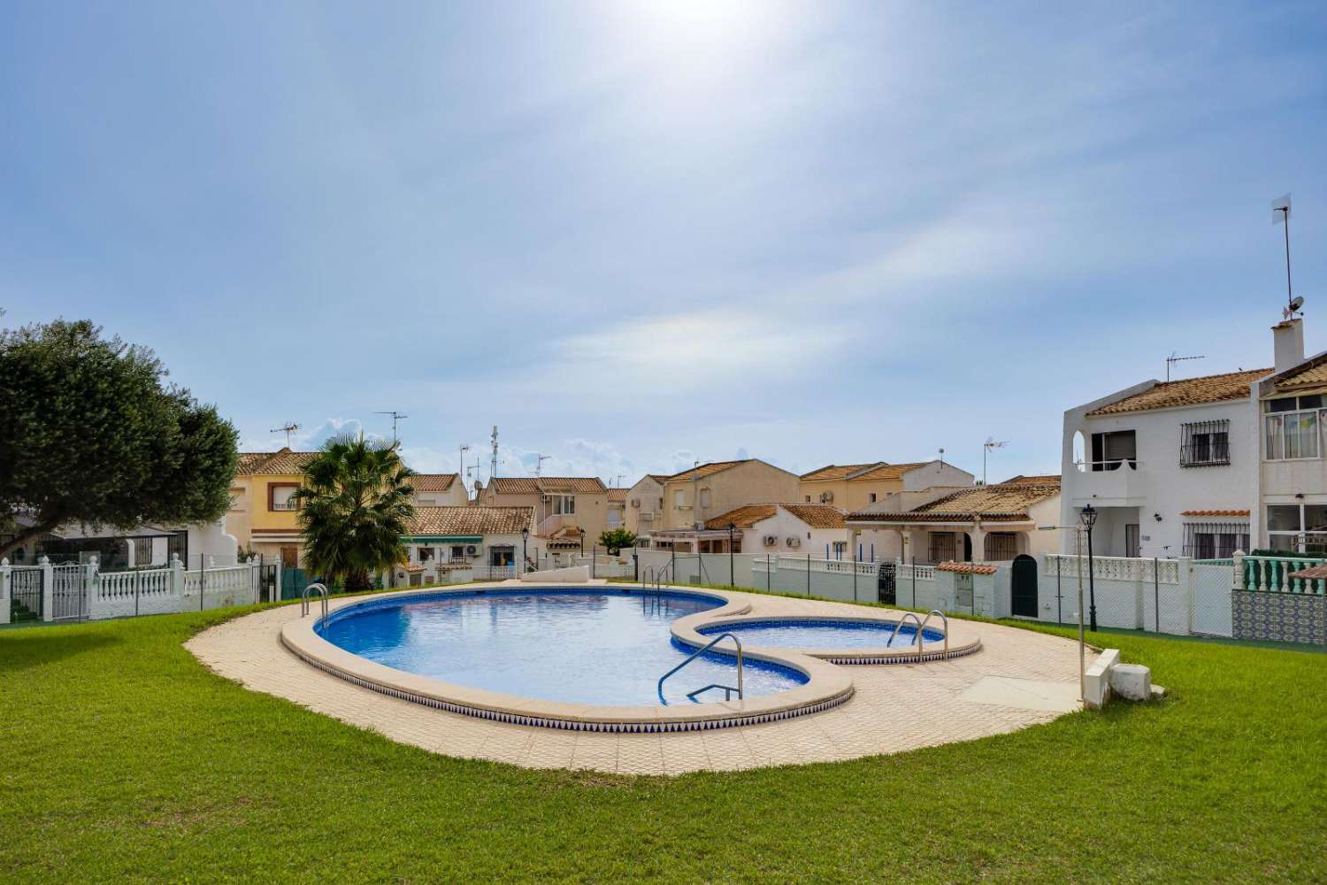 ACOGEDORA VIVIENDA PAREADA CON AMPLIO JARDÍN Y EXCELENTE UBICACIÓN EN LA FLORIDA, ORIHUELA COSTA