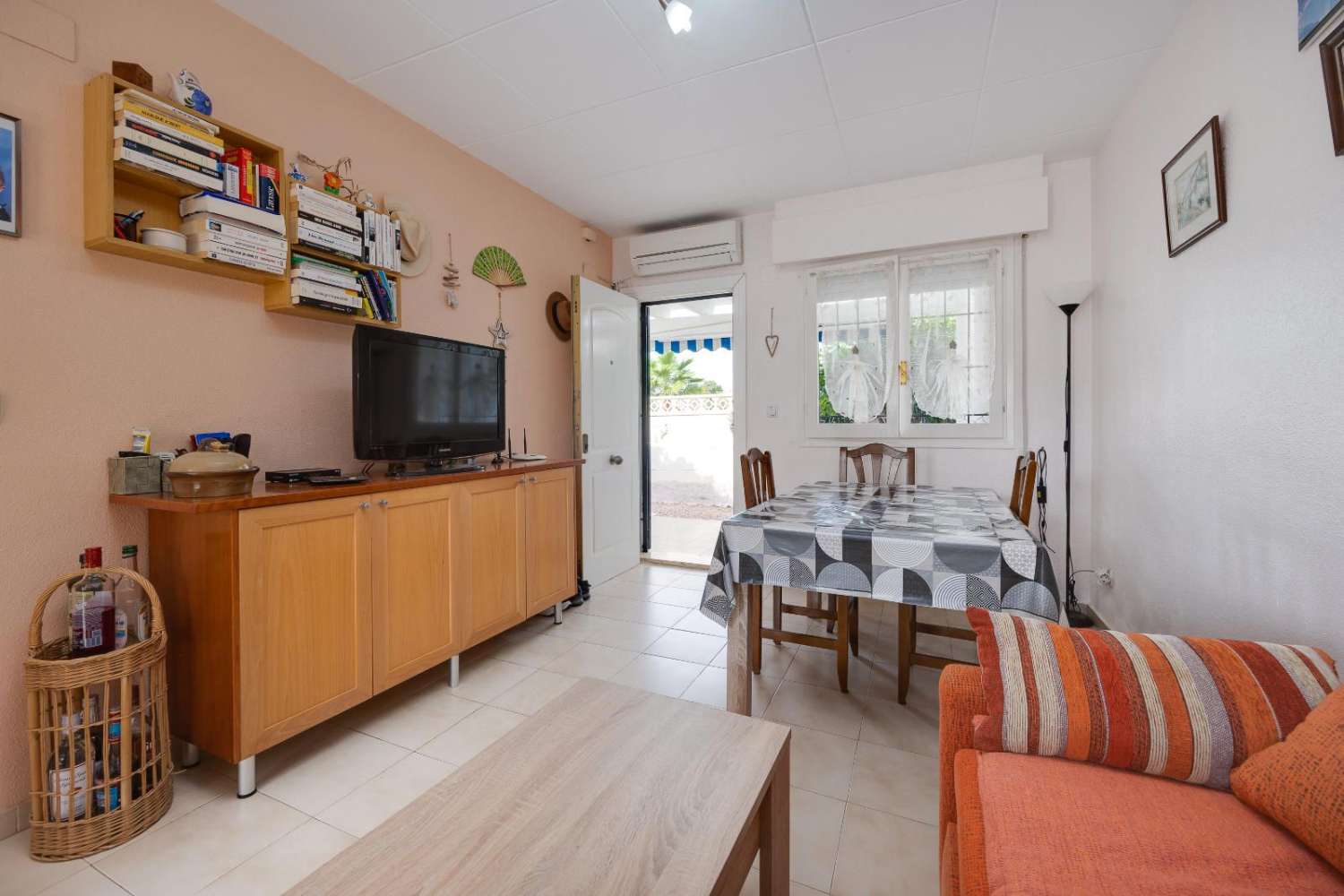 ACOGEDORA VIVIENDA PAREADA CON AMPLIO JARDÍN Y EXCELENTE UBICACIÓN EN LA FLORIDA, ORIHUELA COSTA