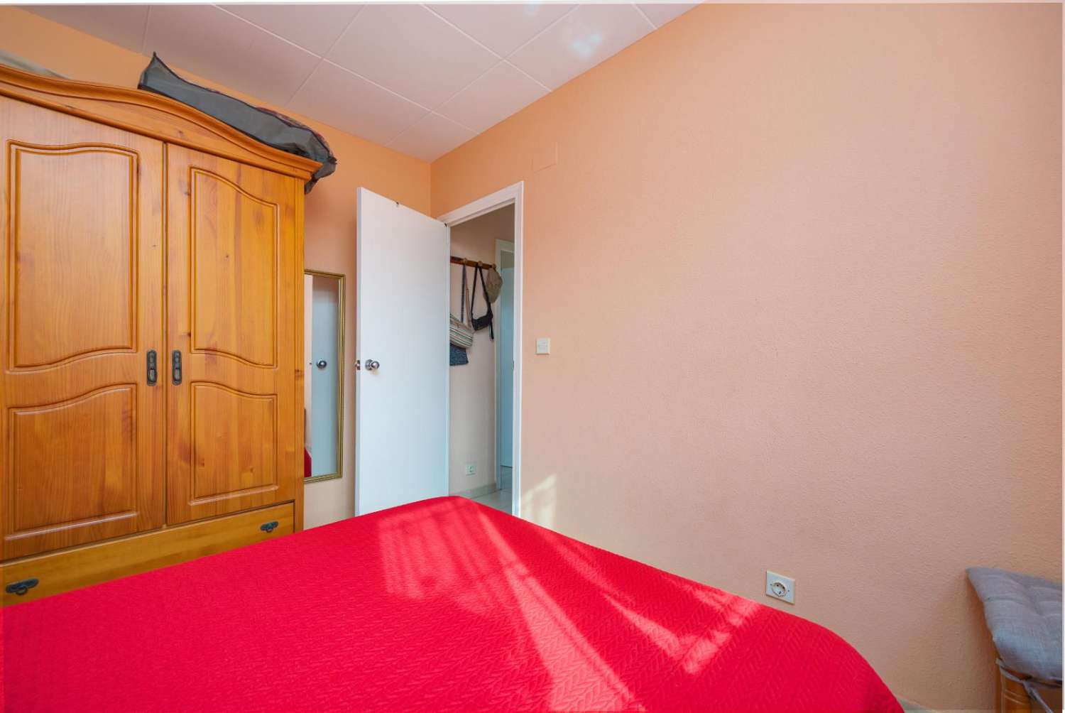 ACOGEDORA VIVIENDA PAREADA CON AMPLIO JARDÍN Y EXCELENTE UBICACIÓN EN LA FLORIDA, ORIHUELA COSTA